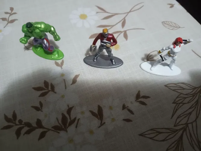 Bonecos vingadores e liga da justiça três peças