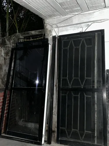 Porta de correr de alumínio com vidro