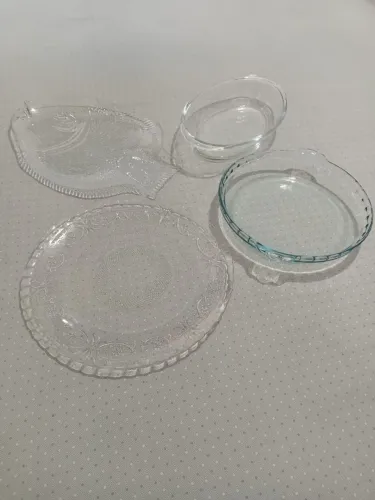 Vendo 2 pirex em vidro e 2 pratos em vidro
