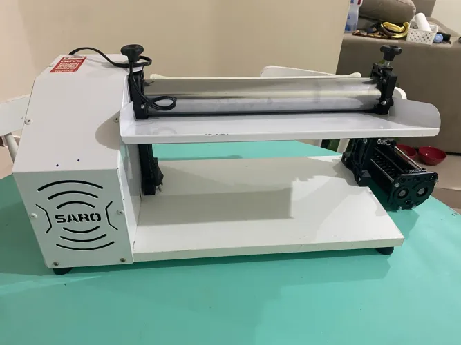 Laminador Cilindro Elétrico Para Massas Com Talharim 28cm Rosa Bivolt
