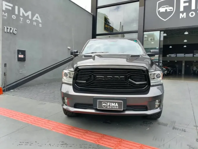 Ram Classic Laramie Night Edition 5.7 V8 16V Gasolina 4X4 Aut. 2022