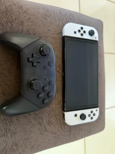 Nintendo Switch OLED Branco + Pro Controller + Kit Completo de Acessórios