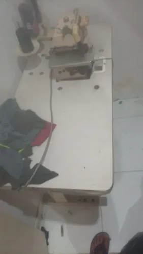 Máquina de costura overclock