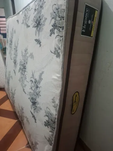 colchão de casal padrão ele é de mola ensacada já está higienizado aceito pix ou dinheiro