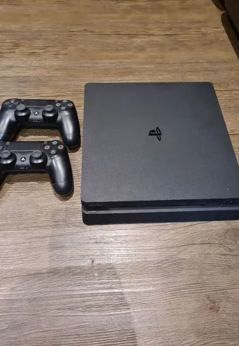 PS4 SLIM + 2 CONTROLES 500GB + MORTAL KOMBAT XL