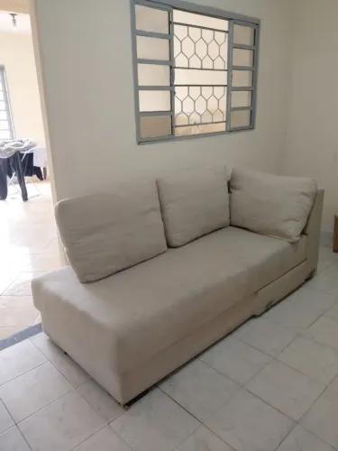 Vende sofá em linho com sinal de uso mas sem avaria