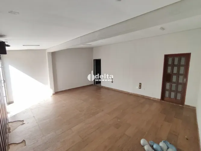 Casa com 3 quartos sendo 1 suíte disponível para locação no bairro Cidade Jardim em Uberlâ