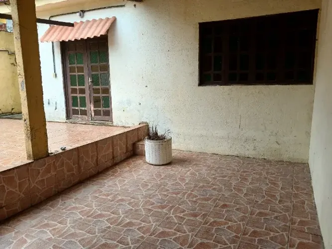 A casa tem uma sala de 9 m por 4 m, uma cozinha bem ampla, um banheiro social, 3 quartos s