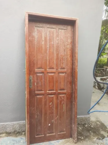 Porta de madeira de 80 cm com aduela