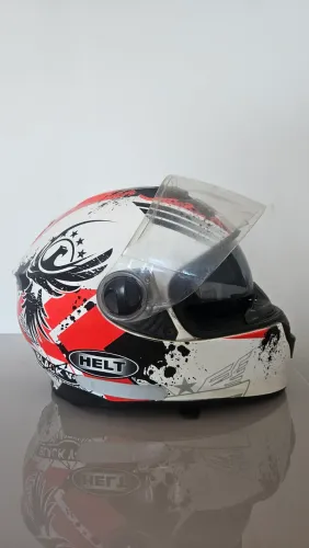 Capacete com óculos solar