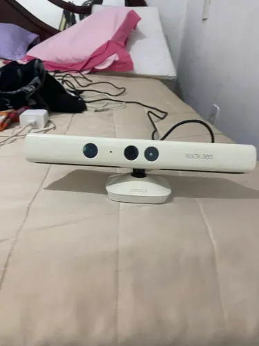 Vende-se kinect do Xbox 360 na cor branca mais o adaptador pra conectar no Xbox 360 fat