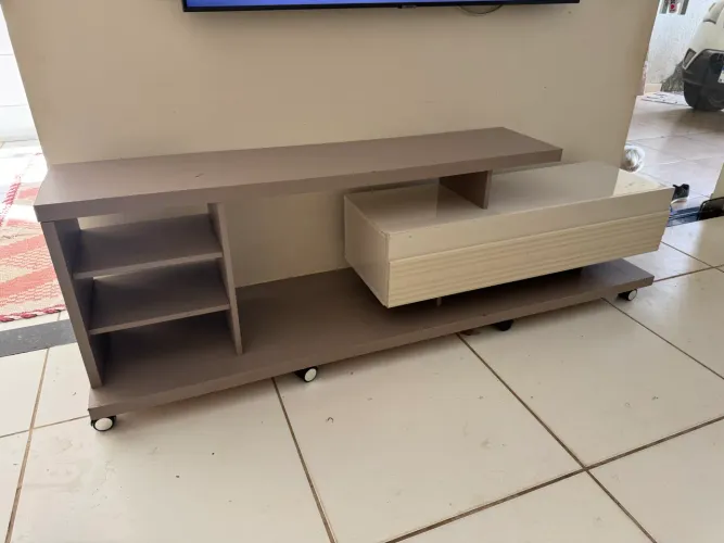 Rack de TV com rodinhas