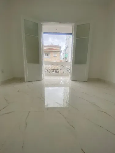 Apartamento 3 quartos, reformado, no Embaré.