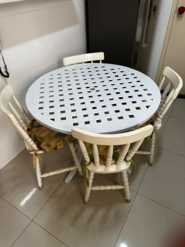 Mesa em ferro, branca, em perfeito estado de conservação, com 4 cadeiras