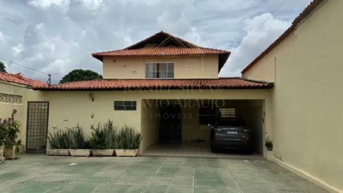 Casa Duplex à Venda no Centro, próximo ao Verdão - Terreno com 10m x 60m