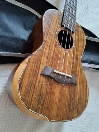 Ukulele Concert Acústico PHX UKP-241 KOA Natural + Bag
