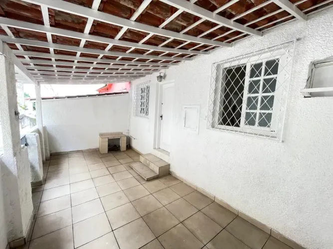 Aconchegante Casa de Vila com 2 Quartos, Terraço e Localização Privilegiada entre a Feira.