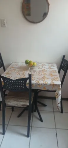 Mesa de mármore comn4 cadeiras 75x75