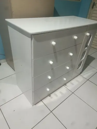 Cômoda em estado de nova.