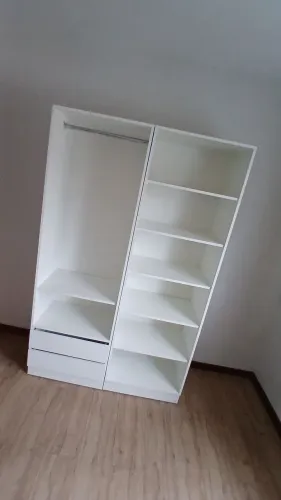 Armário de roupas branco moderno com gavetas