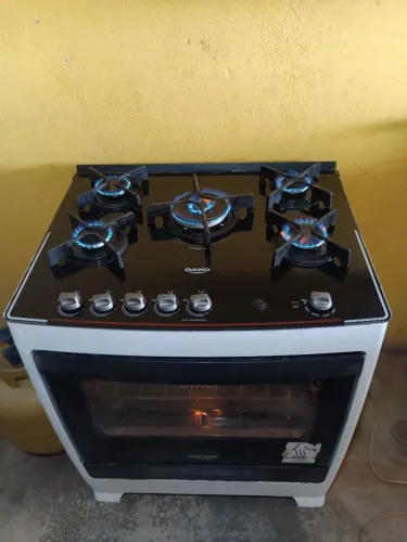 Fogão Dako mesa de vidro funcionando perfeitamente acendimento automático luz no forno