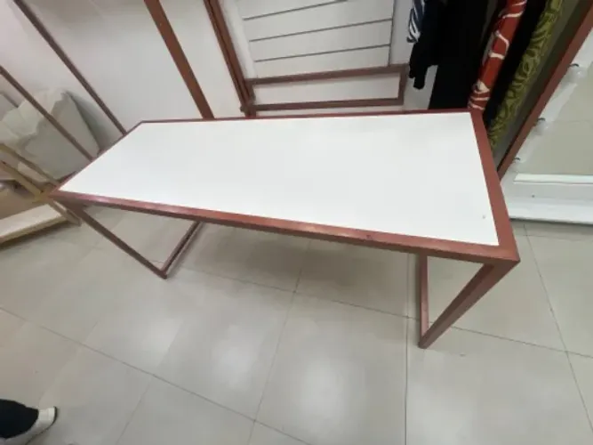Mesa de centro pra loja de roupas 