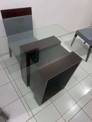 Mesa em MDF e vidro quadrada 1.00x1.00