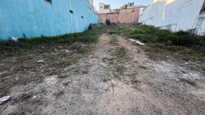 Lote totalmente plano, com 374m², ideal para quem deseja construir a casa dos sonhos ou in