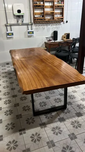Mesa de madeira maciça