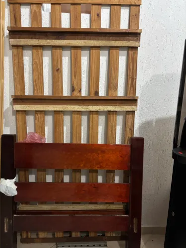 Cama solteiro de madeira com estrado da cama reforçado