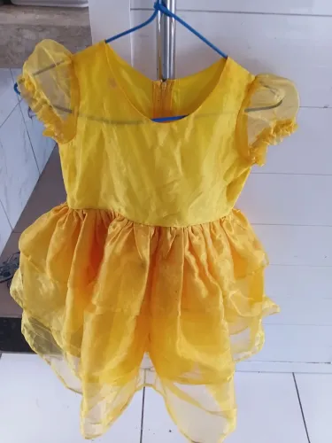 vestindo infantil menina