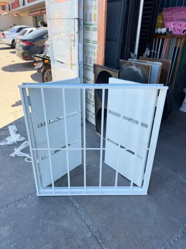 Janela de chapa com grade e fitas de  tamanho 1,00x1,00