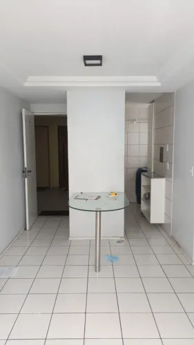 Mesa projetada com tampo de vidro
