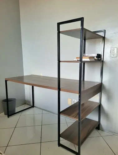 Escrivaninha com prateleira de escritório Industrial Seminova. 1,50M X 60cm