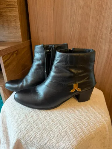 Bota de couro preto, cano curto, 38 - ZUTTI