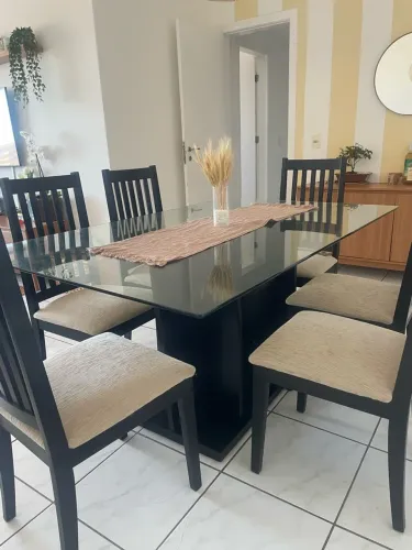 Mesa com 6 cadeiras de madeira maciça. 