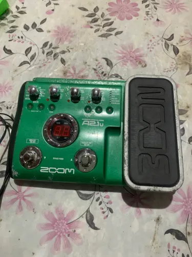 Pedaleira Zoom A2-1U para violão.