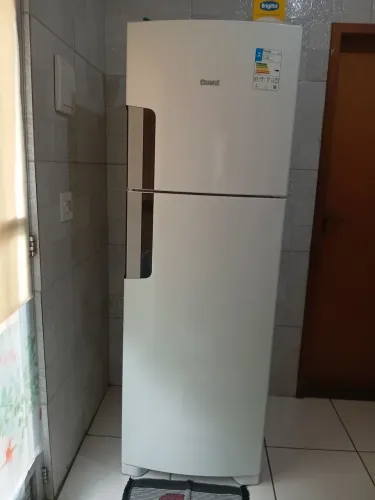 Vende-se geladeira dúplex, frost free, 290 litros, com apenas 2 anos de uso.
