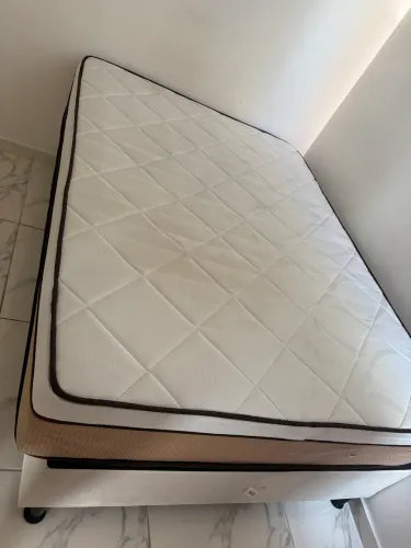 Vende-se cama de casal