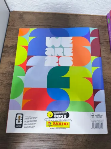 Álbum Copa Do Mundo Fifa 2026 Capa Mole com algumas figurinhas já coladas 