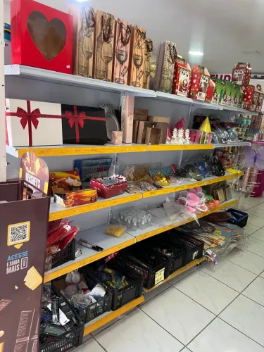 Gôndolas e painel canaletado a venda