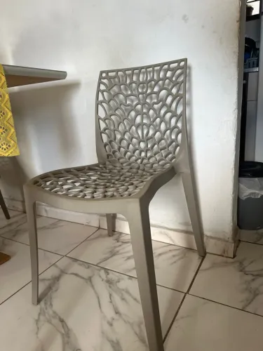 VENDE-SE 4 (QUATRO) CADEIRAS