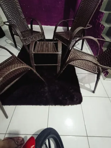 Vendo conjunto de cadeira com mesa de centro