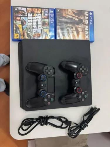 PS4 SLIM 1TB + 2 CONTROLES COM THUMB GRIP + 2 JOGOS