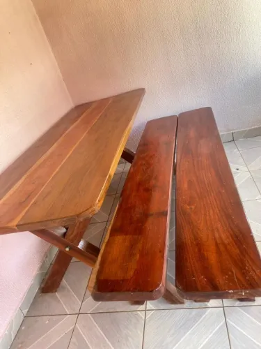 Vendo mesa grande com dois bancos. Interessados chame no ZAP. *
