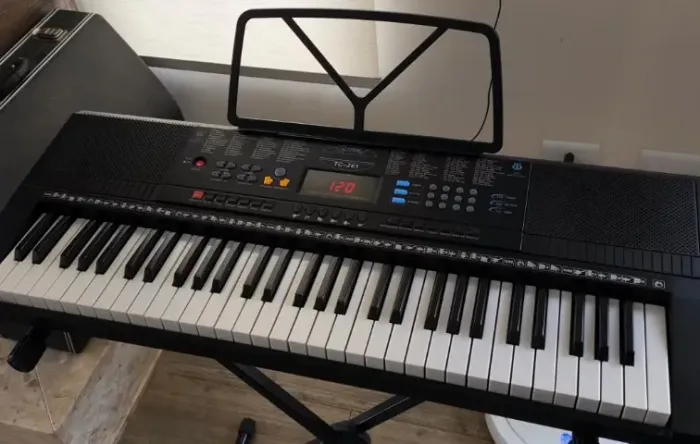 Kit Teclado Musical Spring Tc 261 (inclui fonte + porta partituras + suporte + capa)
