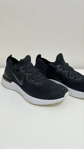 Tênis de corrida Nike Epic React Flyknit 2 na cor preta com solado branco