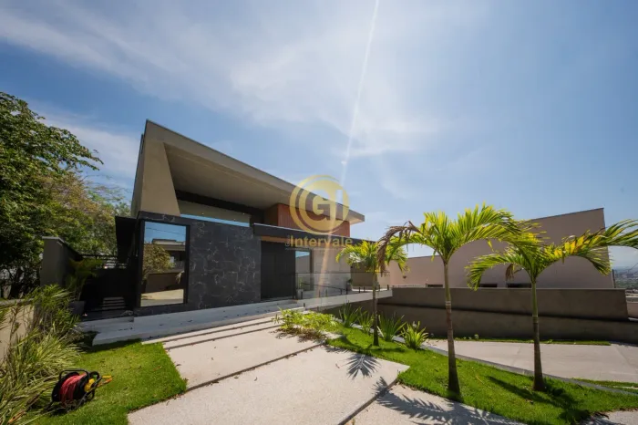 Casa térrea à venda no Condomínio Fogaça em Jacareí/SP - 350m² de terreno, porteira fechad