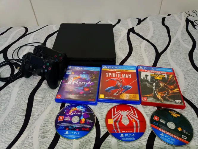 PS4 SLIM 1TB 2 CONTROLES 3 JOGOS E UM SUPORTE
