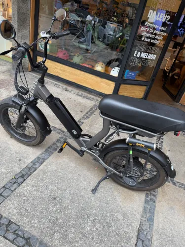 Bicicleta elétrica cruiser lev com acessórios